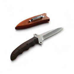 Висококачествен Ловен Нож с Дървена Кания и Клипс за Колан