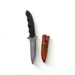 Висококачествен Ловен Нож с Дървена Кания и Клипс за Колан