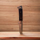 Тактически нож с полуизвито острие и дървена дръжка на бял фон.