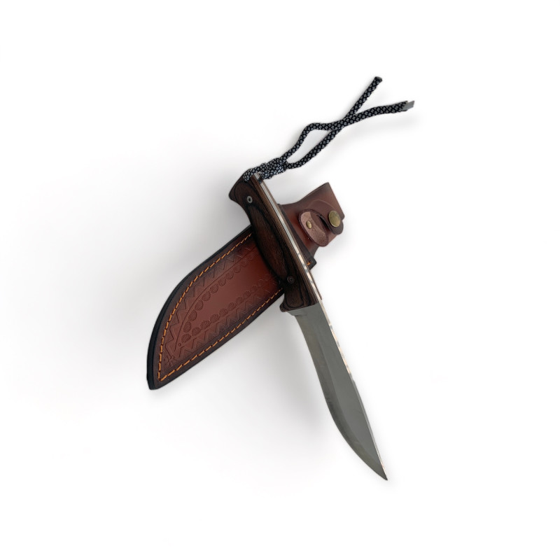 Ловен нож с уникална кожена ножница и декоративни шевове