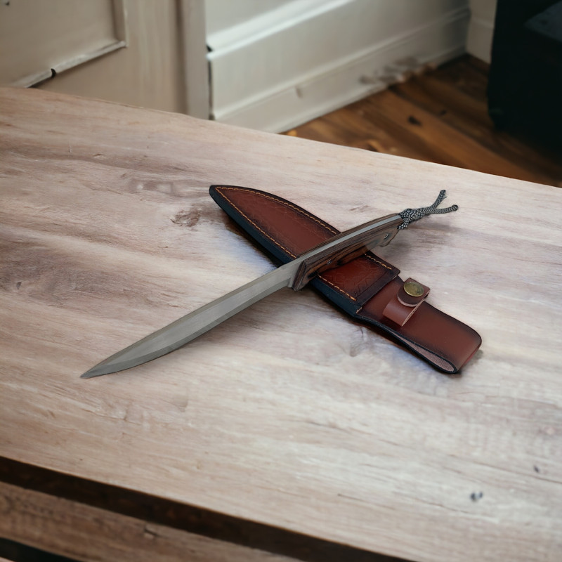 Ловен нож с уникална кожена ножница и декоративни шевове