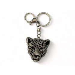 Ключодържател с пантера, озаряващ всяка чанта или ключодържател
