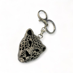 Ключодържател с пантера, озаряващ всяка чанта или ключодържател