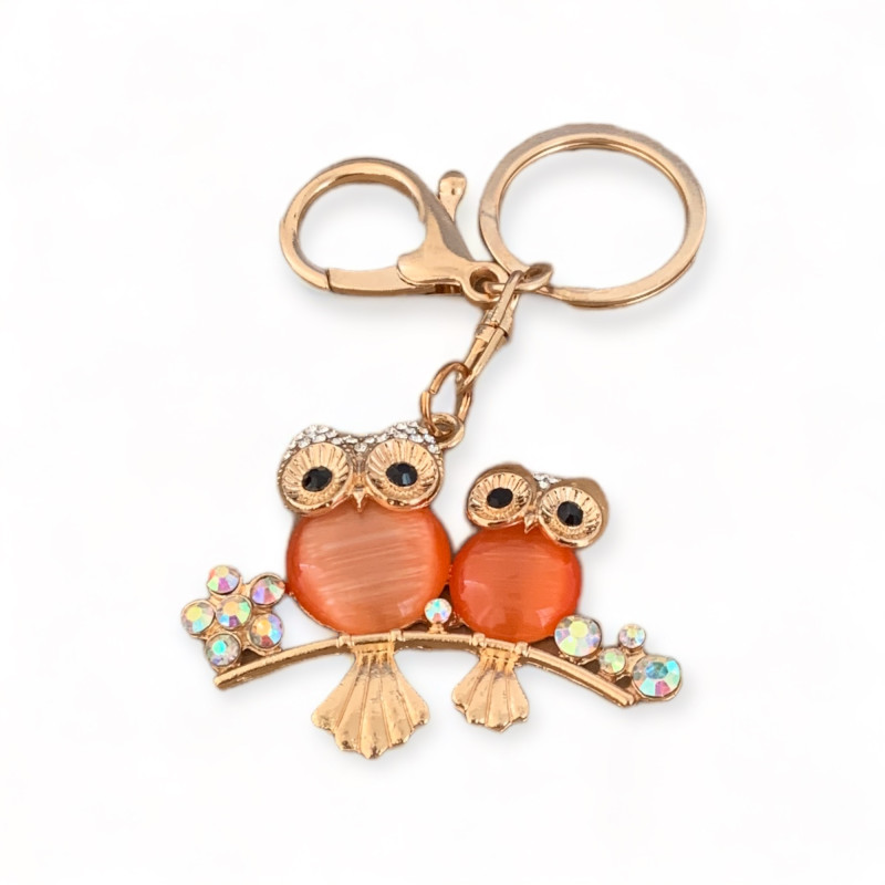 Ключодържател с две украсени сови, символизиращ семейната връзка