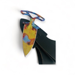 Абстрактно украсен нож с цветно острие и стилен кожен калъф