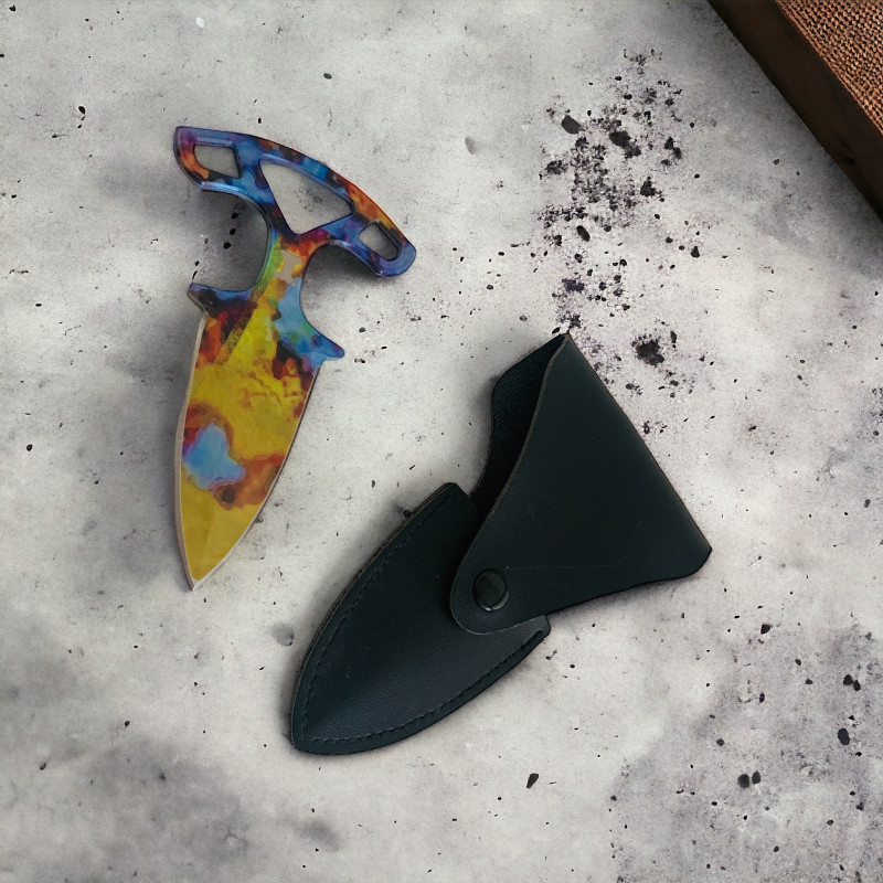 Абстрактно украсен нож с цветно острие и стилен кожен калъф