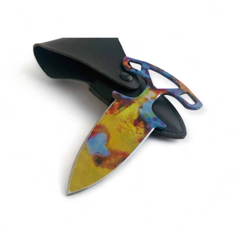 Абстрактно украсен нож с цветно острие и стилен кожен калъф