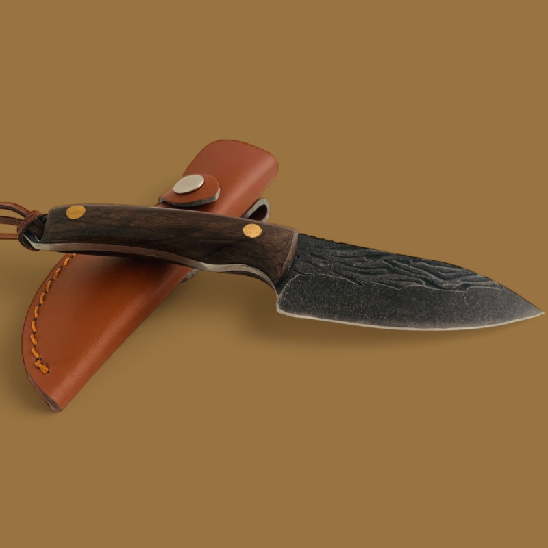 Ръчно изработен ловен нож с дървена дръжка и метални акценти