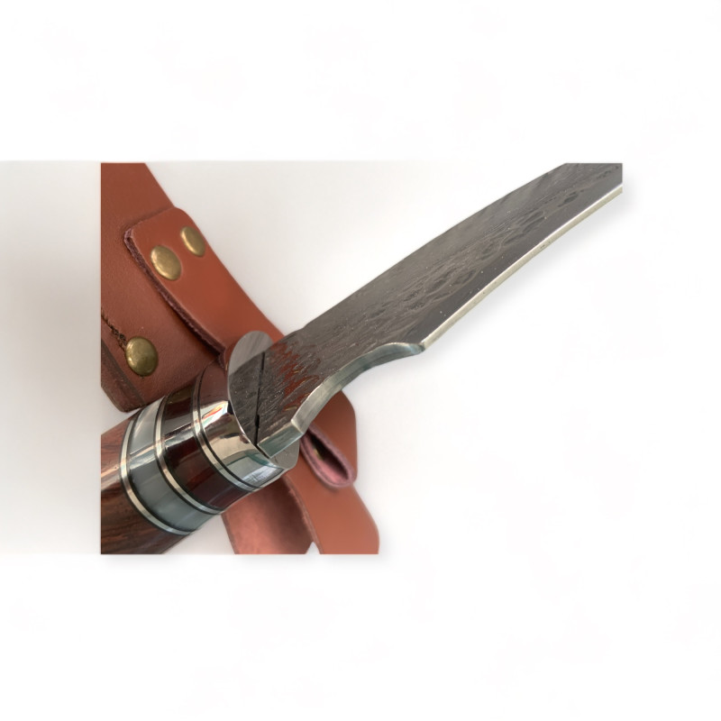 Ловен нож с дамаска стомана и ориенталски дизайн в кожен калъф