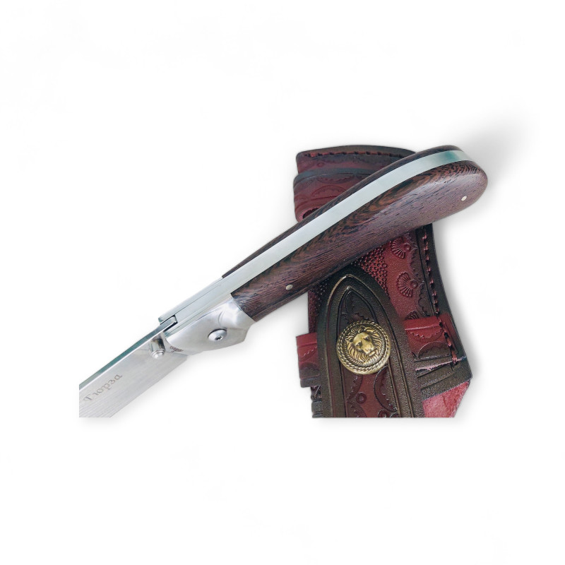 Класически Джобен Нож с Дървена Дръжка и Артистичен Кожен Калъф