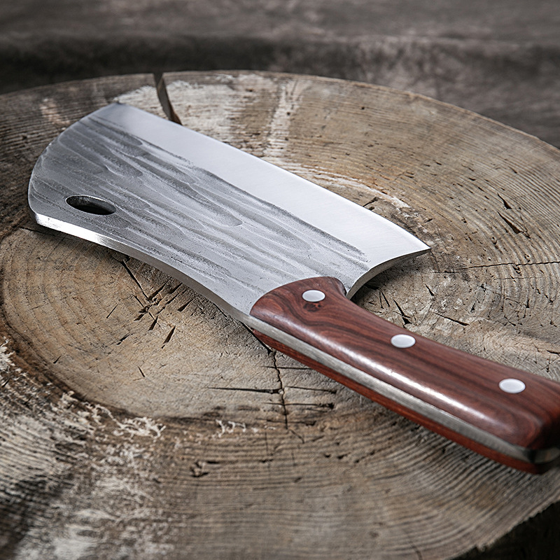 Острието на сатъра с характерна текстура и отвор Японски сатър „Blacksmith Fury“ с кована повърхност