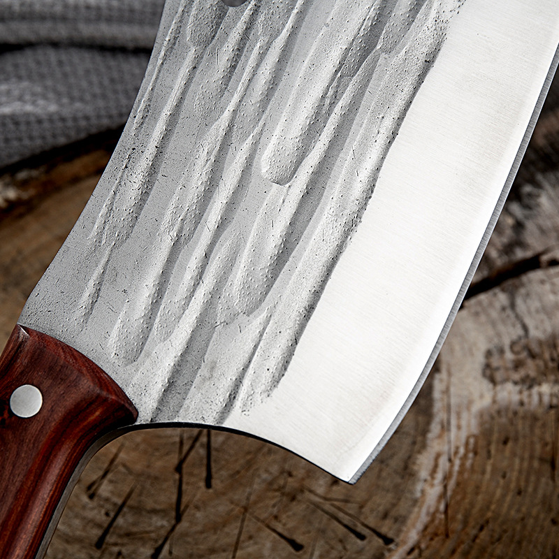 Острието на сатъра с характерна текстура и отвор Японски сатър „Blacksmith Fury“ с кована повърхност