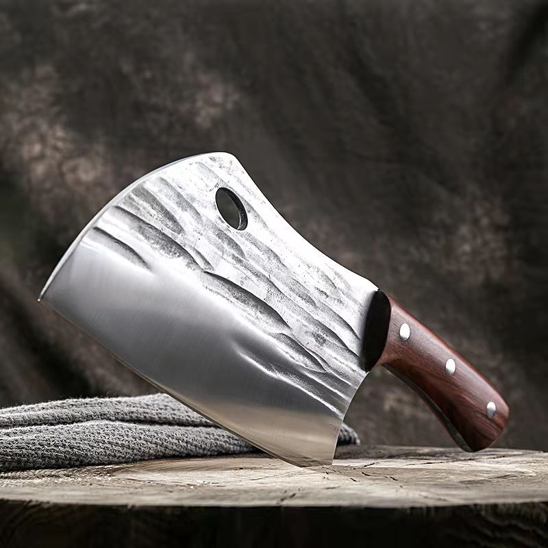 Острието на сатъра с характерна текстура и отвор Японски сатър „Blacksmith Fury“ с кована повърхност