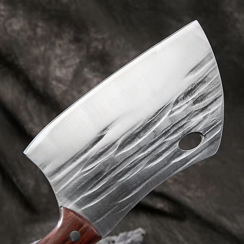 Острието на сатъра с характерна текстура и отвор Японски сатър „Blacksmith Fury“ с кована повърхност
