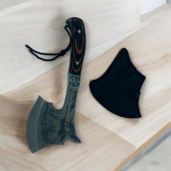 Ловна брадвичка с изящна декоративна гравюра - Компактна и функционална Ловна брадвичка с изящна декоративна гравюра - Компактна и функционална