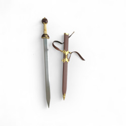 Декоративен меч с луксозни златисти орнаменти