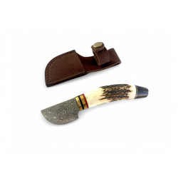 Ръчно изработено ловно ножче с дръжка от еленов рог и дамаска стомана