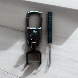 Метален ключодържател с въртяща се халка и отвертка  Креативно заглавие: Скорост и стил