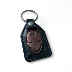 Кожен ключодържател с червена метална маска на Iron Man