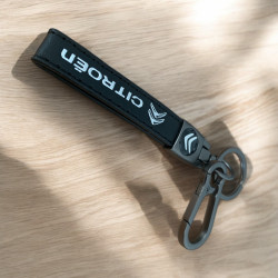 Кожен ключодържател с карабинер и стилен минималистичен дизайн Елегантна линия