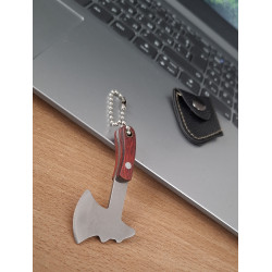 Мини брадвичка ключодържател с червена дървена дръжка и кания – уникален аксесоар с характер