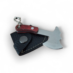 Мини брадвичка ключодържател с червена дървена дръжка и кания – уникален аксесоар с характер