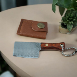 Мини сатър ключодържател с дървена дръжка и кафява кожена кания – уникален дизайн и функционалност в джобен размер