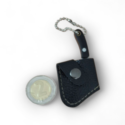 Мини брадвичка ключодържател с черна кожена кания – функционален стил в джобен формат