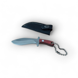 Мини ловен нож ключодържател с червена дръжка и кожена кания – автентичен дизайн в компактен размер