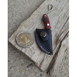 Мини сатър с червена дръжка и черна кожена кания – ключодържател