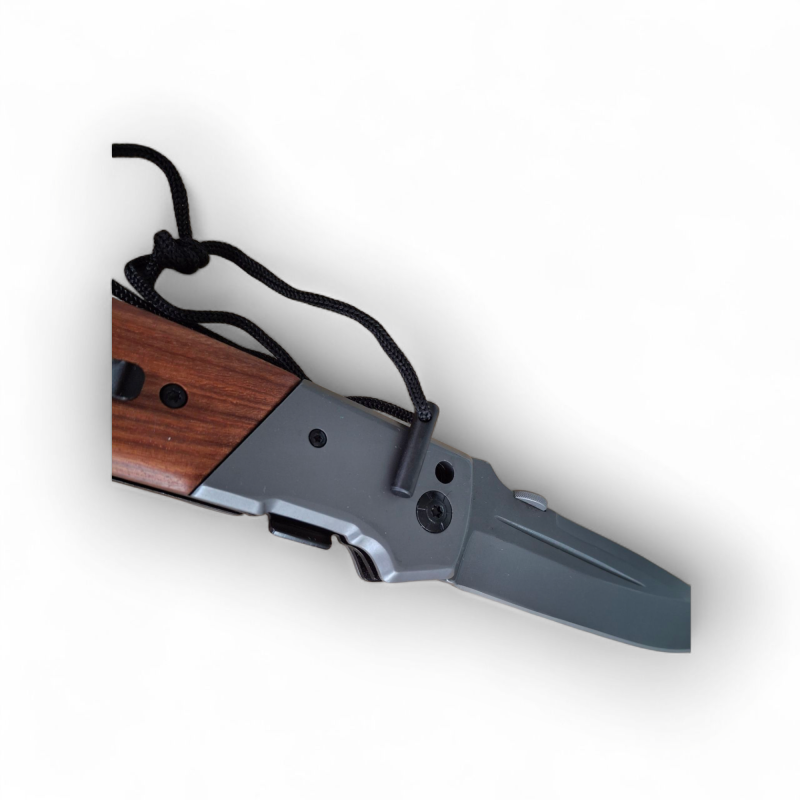 Дървена дръжка и въженце за захващане на нож Browning Нож Browning върху мраморен фон с метална линийка за размер