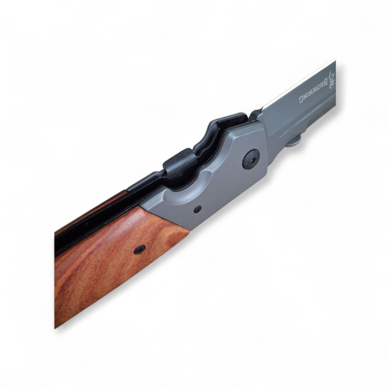 Дървена дръжка и въженце за захващане на нож Browning Нож Browning върху мраморен фон с метална линийка за размер