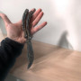 Сгънат нож пеперуда с метална дръжка и шарка Детайлен изглед на камуфлажното острие от 440C стомана