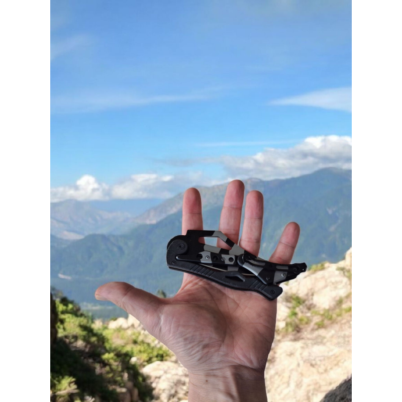 Нож Columbia Camo в ръка на планински фон – компактен и готов за приключения Детайлен изглед на острието с агресивна геометрия и отвор за захват