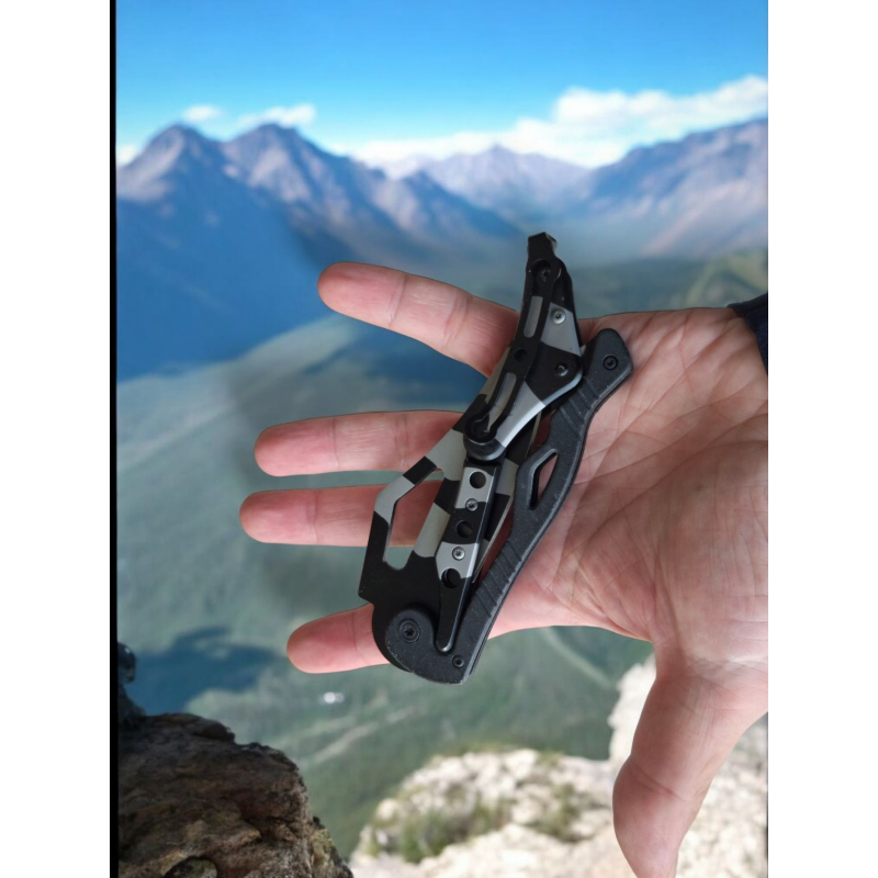 Нож Columbia Camo в ръка на планински фон – компактен и готов за приключения Детайлен изглед на острието с агресивна геометрия и отвор за захват