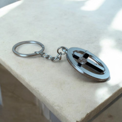 Метален ключодържател с черен въртящ се кръст и Христово Разпятие  : Вяра в здрача