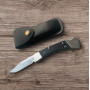 Разгънат нож Hunter Pro до черен калъф върху светъл фон Сгъваем нож Hunter Pro в отворено състояние с калъф на заден план
