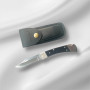 Разгънат нож Hunter Pro до черен калъф върху светъл фон Сгъваем нож Hunter Pro в отворено състояние с калъф на заден план