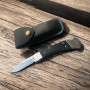 Разгънат нож Hunter Pro до черен калъф върху светъл фон Сгъваем нож Hunter Pro в отворено състояние с калъф на заден план