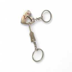 Комплект ключодържатели – Сърце и стрела от метал : Уловена любов 