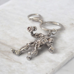 Метален ключодържател с културист с дъмбели – детайлна фигурка за фитнес фенове - Силата в ръцете ти