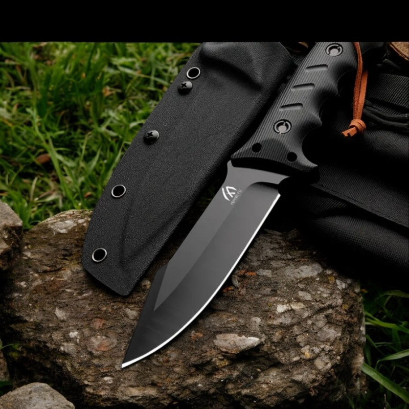 Нож с черна G10 дръжка и черна Kydex кания върху черен фон Дръжка от G10 фибростъкло с противохлъзгаща текстура