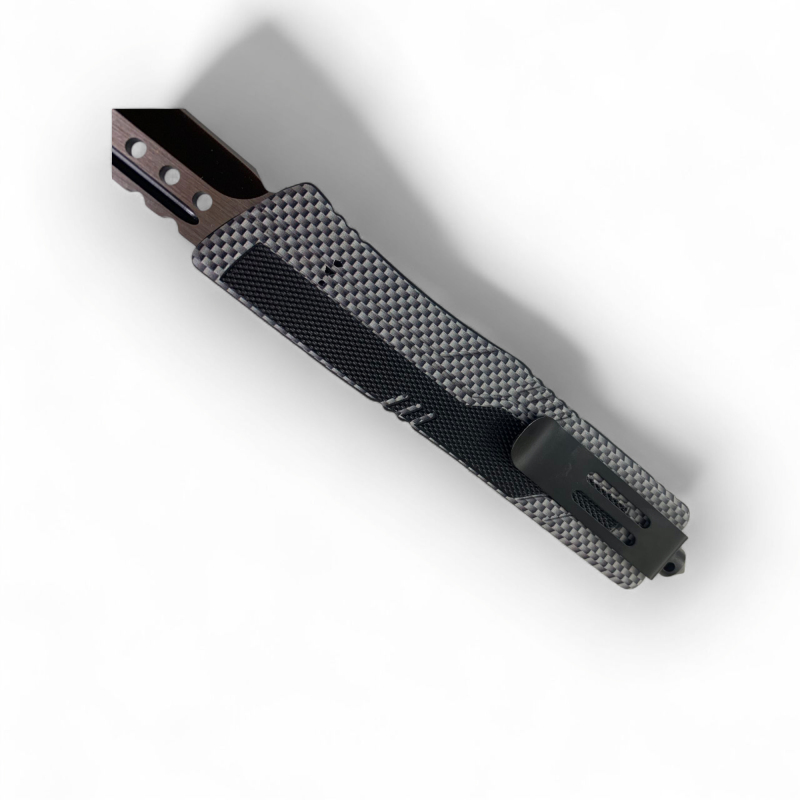 Carbon Edge – автоматичен нож в отворено положение с изглед към ръкохватката Нож в затворено състояние – карбонова текстура и клипс