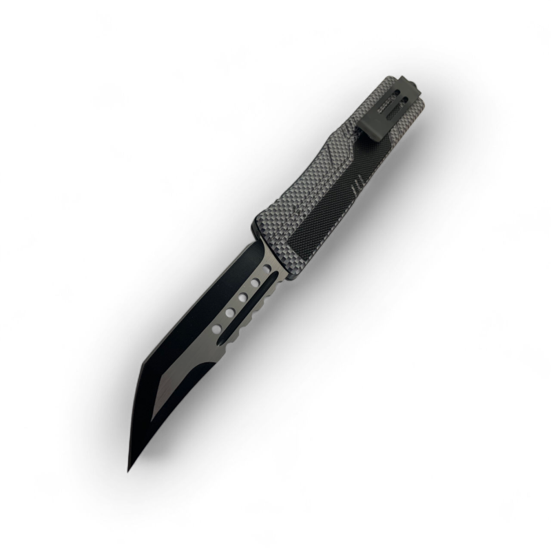 Carbon Edge – автоматичен нож в отворено положение с изглед към ръкохватката Нож в затворено състояние – карбонова текстура и клипс