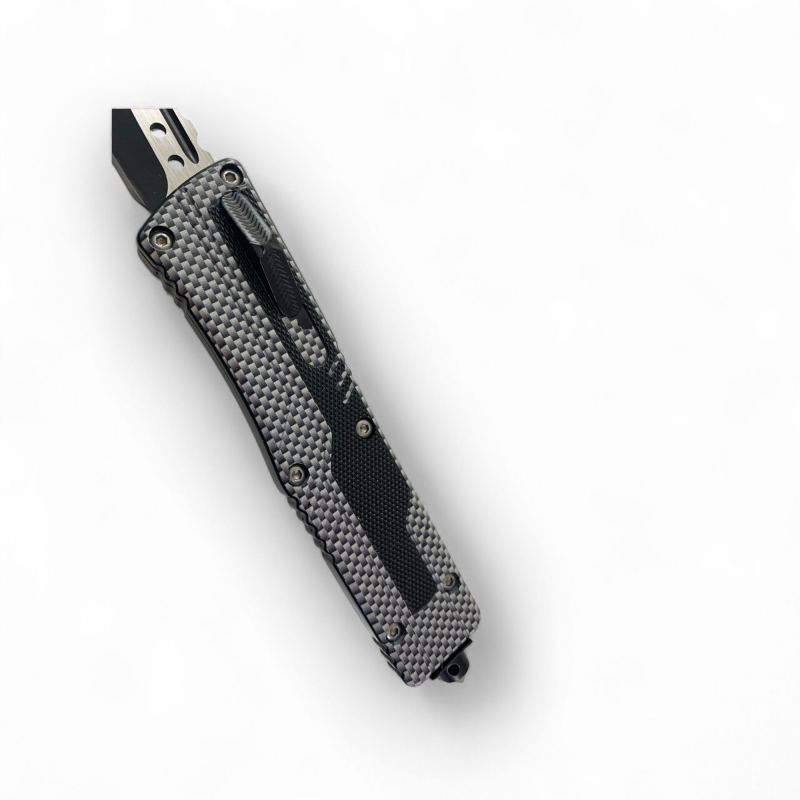 Carbon Edge – автоматичен нож в отворено положение с изглед към ръкохватката Нож в затворено състояние – карбонова текстура и клипс