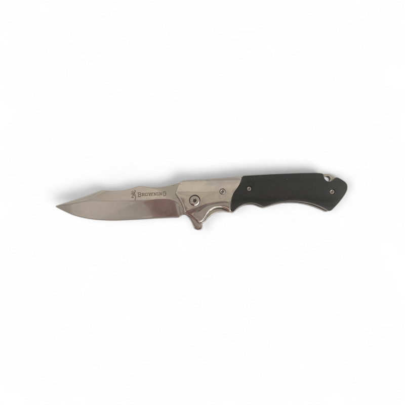 Нож Browning Silver Edge изправен върху дървена маса с отблясъци от светлина Сгъваем нож Browning със сребристо острие и черна дръжка върху светла повърхност