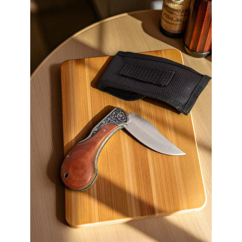 Детайлен изглед на острието и гравираната метална гарда Сгъваем нож Woodland Classic с отворено острие и дървена дръжка