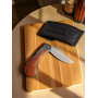 Детайлен изглед на острието и гравираната метална гарда Сгъваем нож Woodland Classic с отворено острие и дървена дръжка