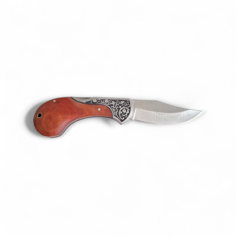 Детайлен изглед на острието и гравираната метална гарда Сгъваем нож Woodland Classic с отворено острие и дървена дръжка