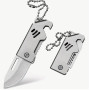 Мини нож Falcon Claw 2040 сгънат върху картонена опаковка Джобен нож 2040 с ключодържателен ринг и декорирана дръжка